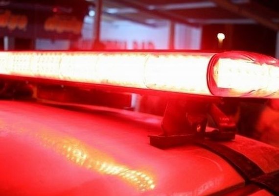 Médico tem surto psiquiátrico e assusta moradores ao sair armado nas ruas