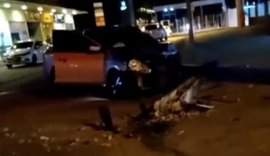 Veículo bate em outro e derruba poste no bairro de Maceió