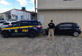 PRF prende casal em Rio Largo com carro locado em 2018 em PE