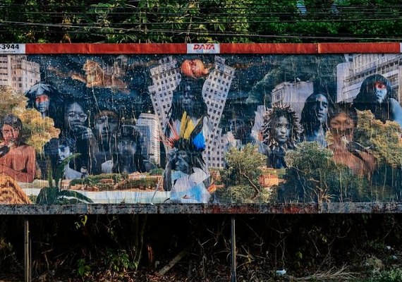 Exposição de arte em outdoor promove reflexão do momento atual do país