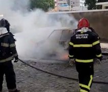 Veículo estacionado pega fogo em rua de Maceió; veja o vídeo