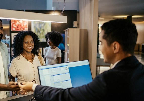 Hotéis ganham prazo extra para adotar ficha digital obrigatória