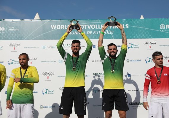 Dupla de alagoanos conquista título mundial no futevôlei