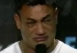 Popó anuncia aposentadoria e chora durante coletiva de imprensa