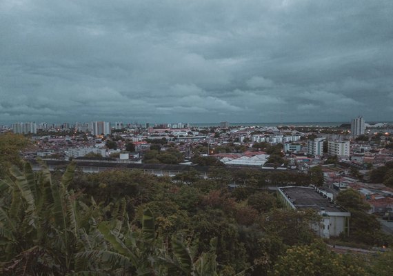 Maceió: Defesa Civil alerta para risco de deslizamento de barreira