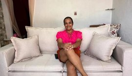 Mulher que teve sofá levado por caminhão de lixo ganha novo móvel em Maceió