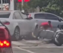 Vídeo: motorista atropela assaltantes e impede roubo de moto em SP