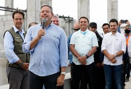 Durante evento com presença de Bolsonaro, Lira promete um botijão de gás por mês a beneficiários