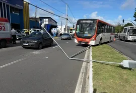 Motorista de ônibus passa mal e colide em poste na Avenida Durval de Góes Monteiro