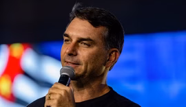 Novo tarifaço dos EUA gera críticas a Flávio Bolsonaro nas redes