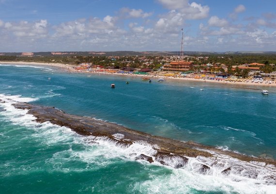 Bombeiros retomam buscas por turista pernambucano que desapareceu na Praia do Francês após mergulho