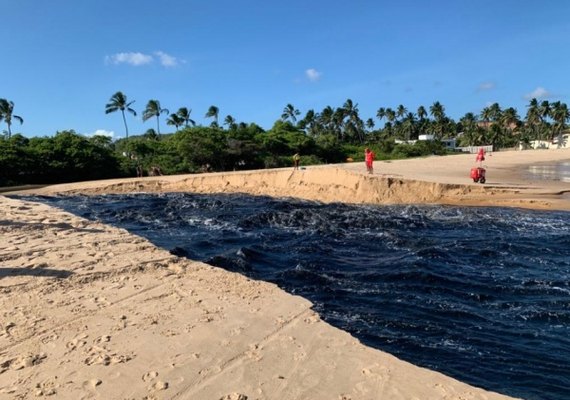 Água que seria de esgoto cai no mar da Praia de Guaxuma em Maceió