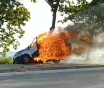 Vídeo mostra carro em chamas com apenas três pneus encostando no solo, em Maceió