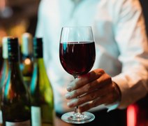 Vinho faz bem ao coração? Cardiologista explica mitos e verdades