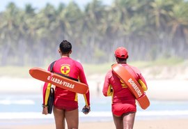 Quatro turistas argentinos são resgatados de afogamento na praia do Francês