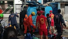 Vídeo: Caminhão desgovernado bate em dois veículos, tomba e deixa feridos na beira-mar de Maceió
