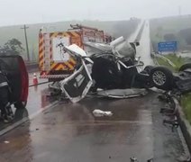 Viaturas da Samu e Bombeiros são atingidas por caminhão durante socorro à vítima de acidente