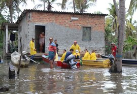 Marechal Deodoro: após chuvas, moradores ilhados recebem vacinas