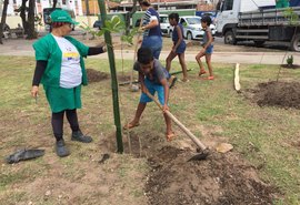 Crianças da Vila Emater plantam árvores em Cruz das Almas