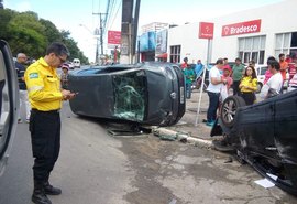 Dois carros colidem e capotam na Avenida Fernandes Lima