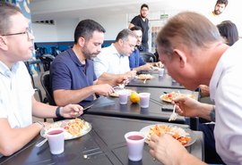 Paulo Dantas almoça no Restaurante Popular e garante três novas unidades