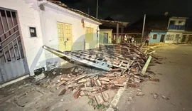 Motociclista perde o controle e derruba estrutura de casa em Arapiraca