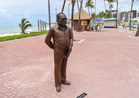Escultura do escritor Lêdo Ivo é inaugurada em Jatiúca