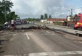 Manifestantes bloqueiam a AL-101 Sul em protesto contra a realocação das barracas da orla, em Marechal Deodoro