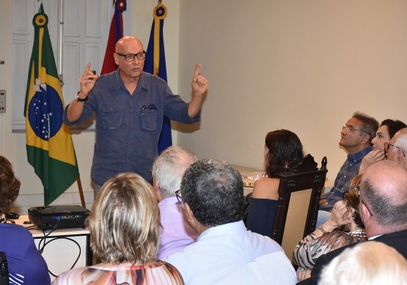 Trabalho do alagoano Carlos de Gusmão é discutido na Academia de Letras