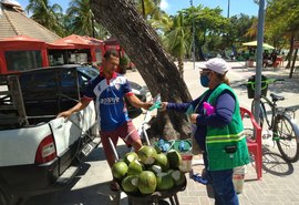 Educação ambiental orienta ambulantes e turistas na orla sobre prevenção contra o mosquito da dengue em Maceió