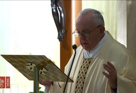 Papa reza pelos que cuidam da limpeza de ruas e hospitais