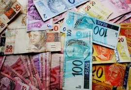 Brasileiros têm 70,5% da renda comprometida com contas a pagar, diz estudo da Serasa