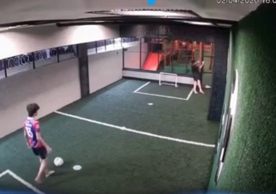 Adolescente leva choque ao fechar portão de quadra em condomínio na Jatiúca