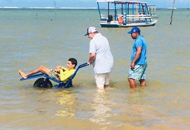 Cadeiras anfíbias garantem acessibilidade para turistas e população de Porto de Pedras