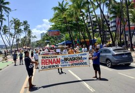 Em protesto pacífico, movimento de vítimas da Braskem 'tomam' a cadeira gigante na Ponta Verde