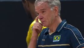 Bernardinho chora na quadra durante jogo do Brasil após perder a mãe no Mundial