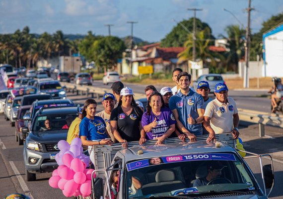 Em carreata quilométrica, João Catunda e Fátima Canuto levam multidão às ruas de Marechal Deodoro