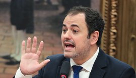 Glauber Braga é retirado à força após ocupar cadeira da presidência da Câmara