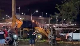Pânico: homem em retroescavadeira arrasta carros e motos após festa no interior do Ceará