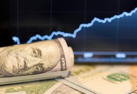 Tensão na política brasileira faz dólar superar R$ 5,59