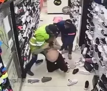 Grávida é derrubada e agredida durante assalto em loja na Argentina