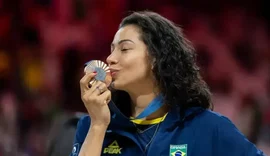 Medalhista olímpica de vôlei revela câncer descoberto em exame de rotina