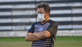 Torcida do ASA protesta pela demissão do técnico da equipe