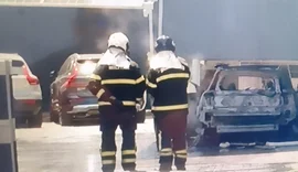 Carro elétrico de luxo pega fogo dentro de concessionária em Maceió