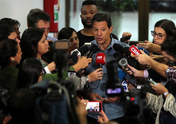 Haddad acusa Bolsonaro de organização criminosa e vai à Polícia Federal