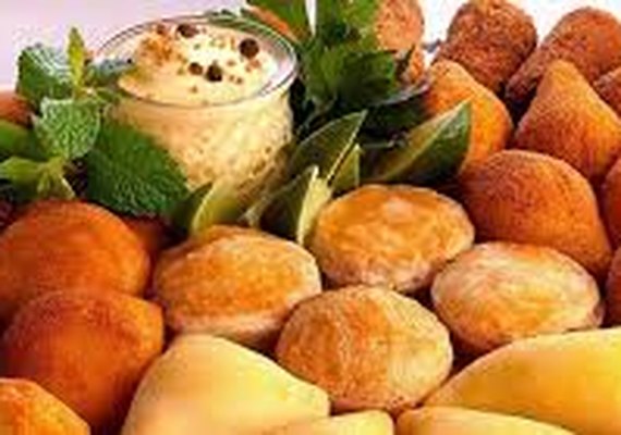 Consumidora que encontrou larva em lanche receberá indenização