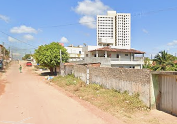 Queda de fiação causa incêndio em árvores e prende 'pets' em hotel em Maceió