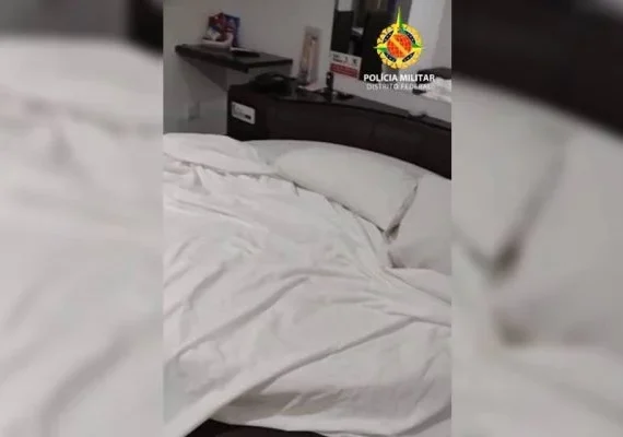 Criança de 7 anos é flagrada dentro de quarto de motel com mãe e outras pessoas