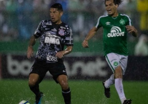 Corinthians bate a Chapecoense e consegue terceira vitória seguida