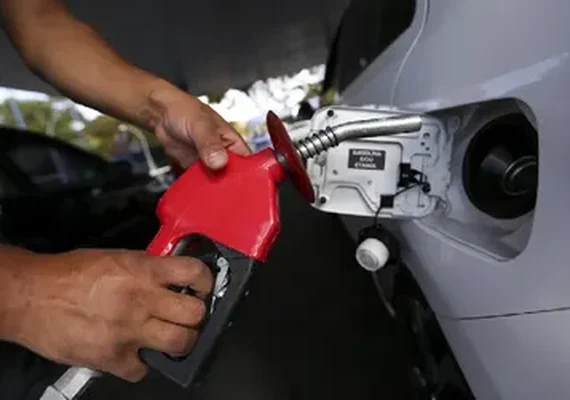 Postos não repassam redução de R$ 0,20 no preço da gasolina em AL